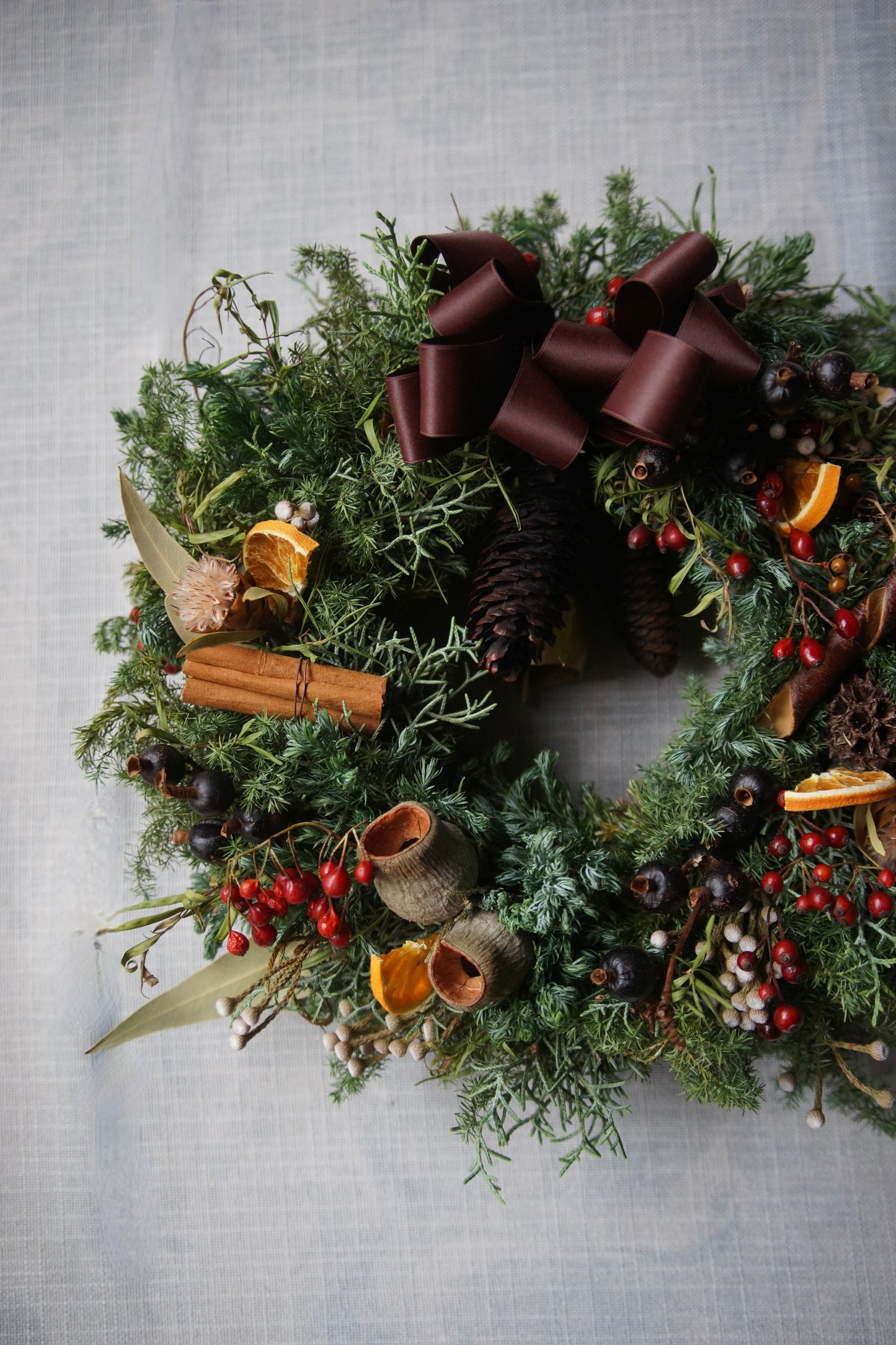 森のぬくもりを纏うクリスマスリース【M】