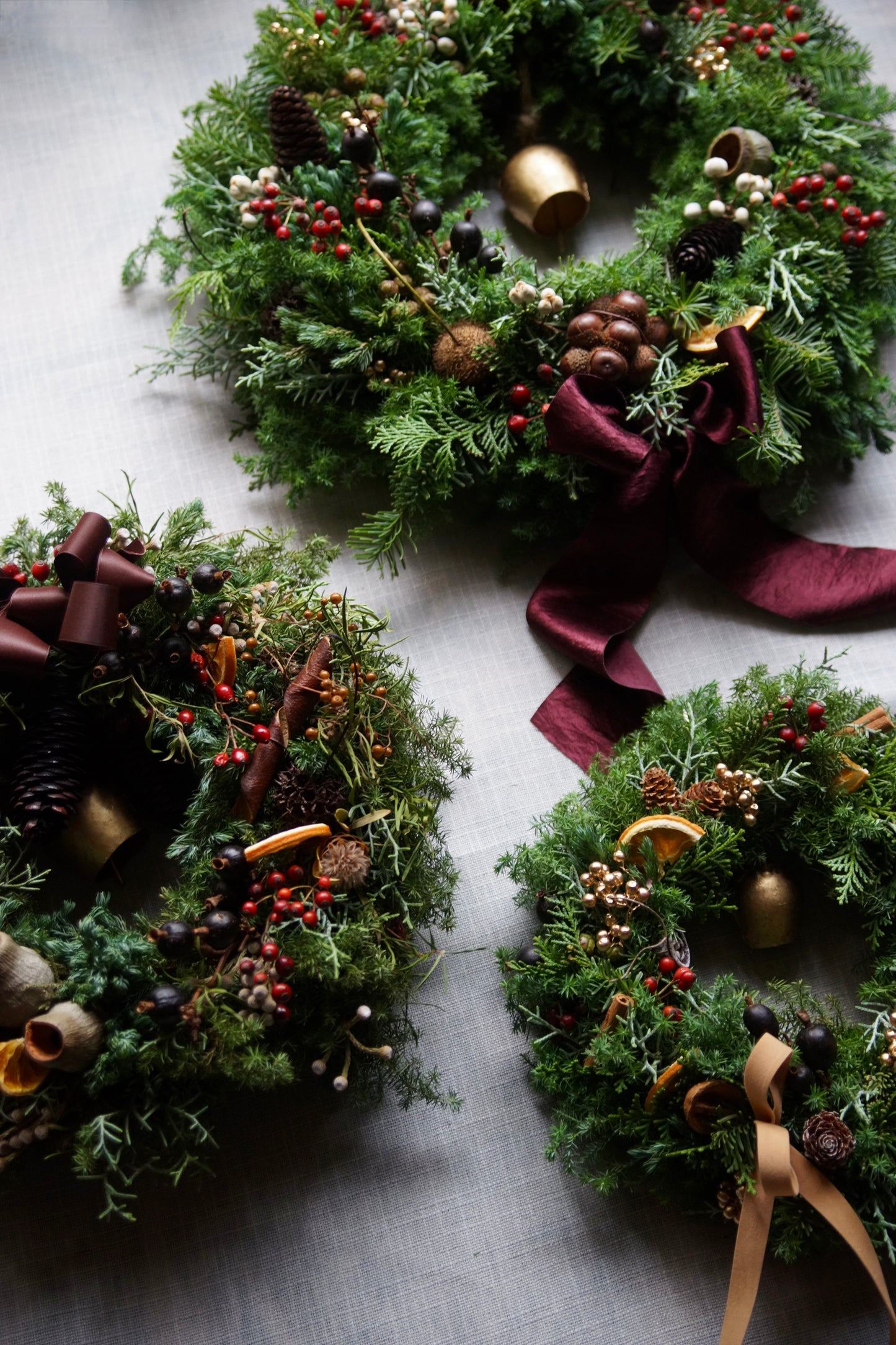 森のぬくもりを纏うクリスマスリース【M】